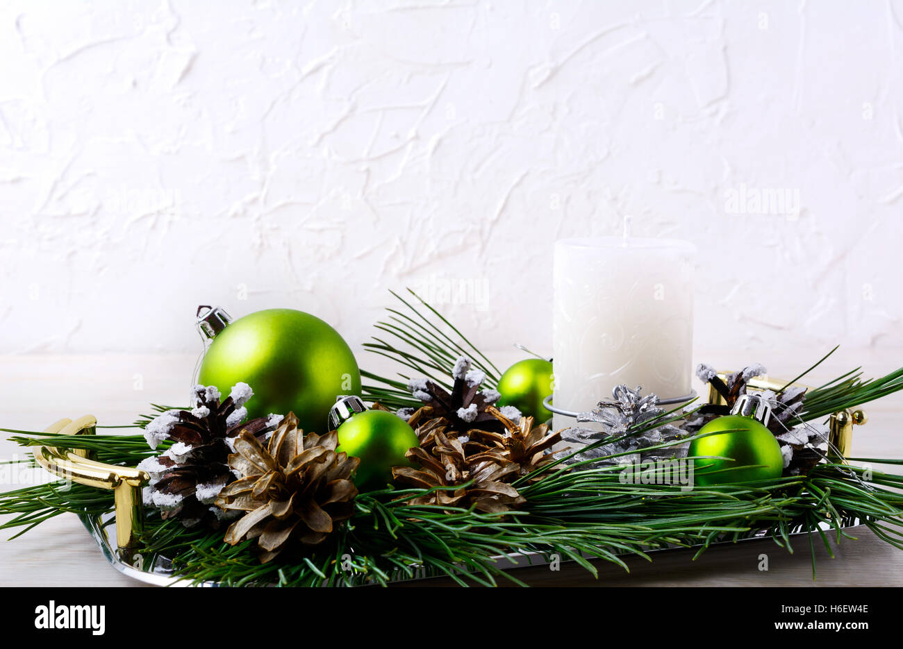 Weihnachten Hintergrund mit Urlaub Ornamenten und Kerze Herzstück. Weihnachts-Dekoration mit Tannenzapfen. Weihnachtsgruß bac Stockfoto