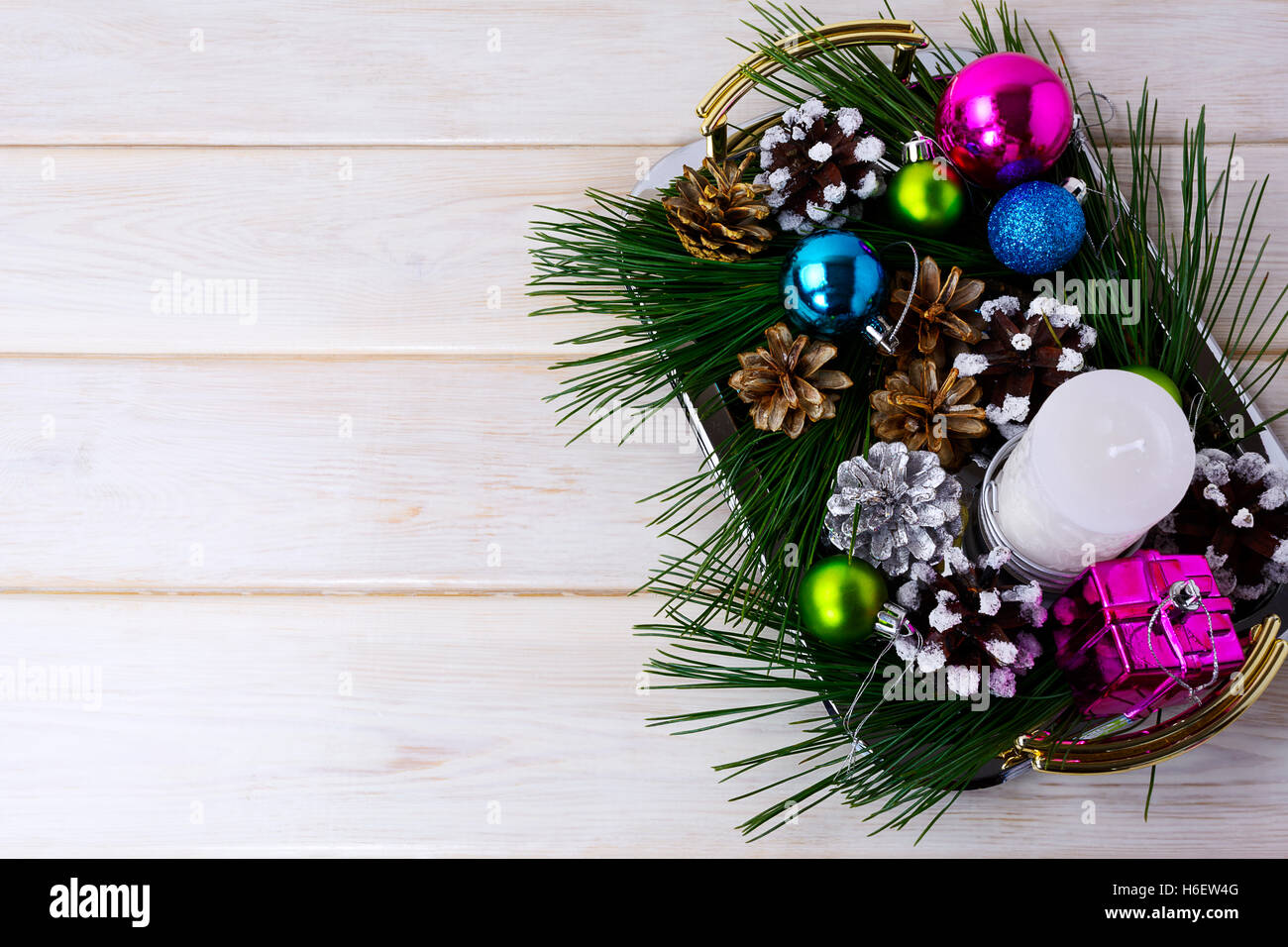 Weihnachten Hintergrund mit Urlaub Ornamente, Kerze und Kiefer Kegel Herzstück. Weihnachts-Dekoration mit Tannenzapfen. Weihnachten Stockfoto