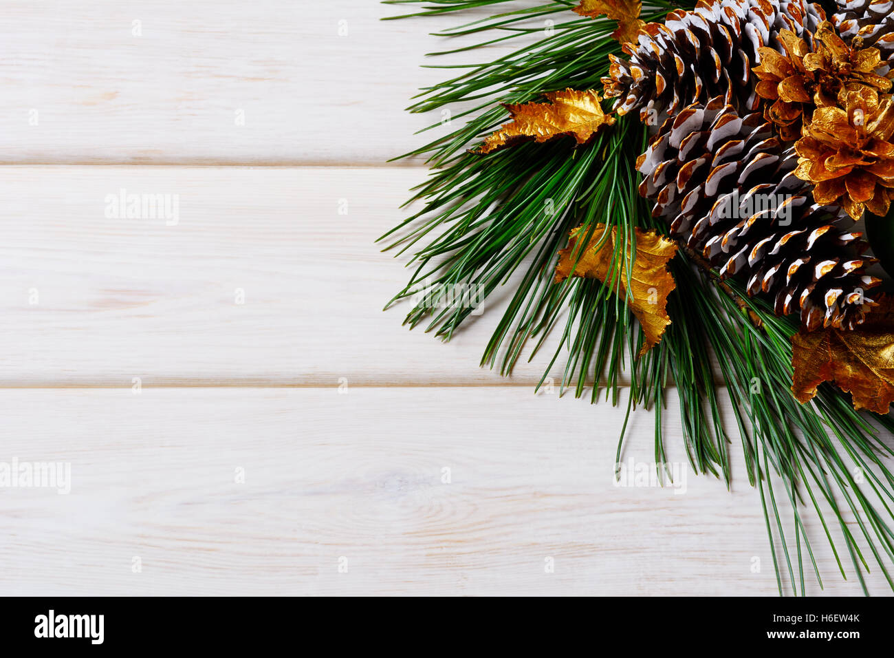 Weihnachten Urlaub Hintergrund mit goldenen geschmückten Tanne und Kiefer Kegel. Weihnachts-Dekoration mit goldenen Dekor. Weihnachten Grußkar Stockfoto