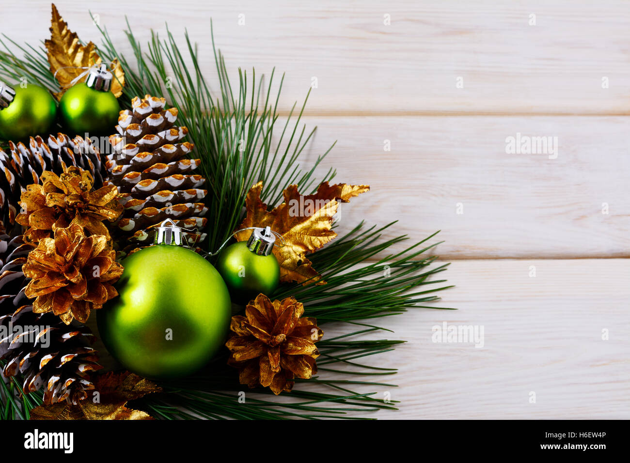 Weihnachten Urlaub Hintergrund mit grünen Ornamenten und goldenen Kegel. Weihnachts-Dekoration mit goldenen Dekor. Weihnachten Gruß b Stockfoto