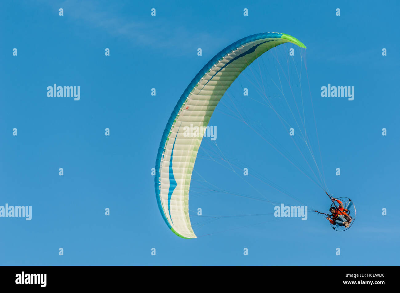 Motorfliegen oder powered Paragliding über Jacksonville Beach, Florida