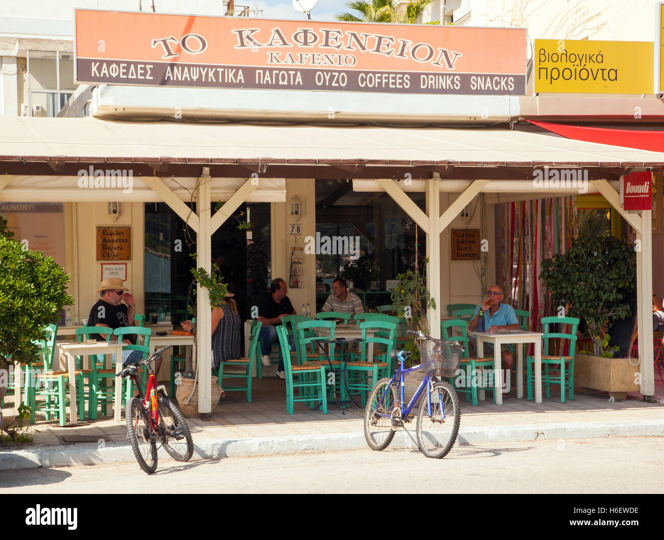 Hafen Sie das Restaurant mit zwei Push-Bikes stoppen Menschen Parken bei Argostoli auf der griechischen Insel Kefalonia Stockfoto