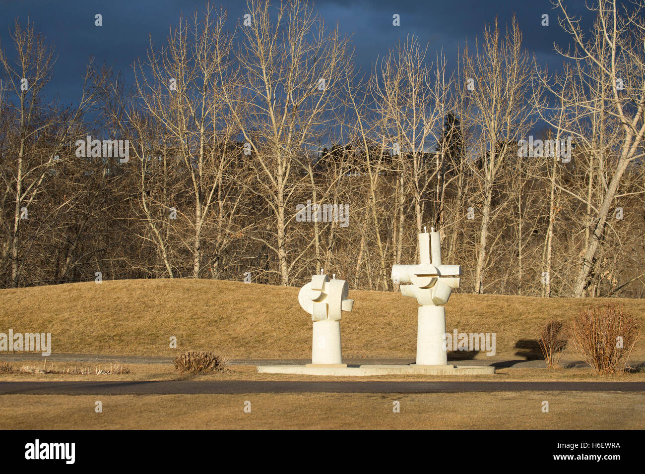 "Geknackt Topf Stiftungen", Stein 1964 Skulptur von Katie Ohe in Prince es Island Park der Innenstadt von Calgary Stockfoto
