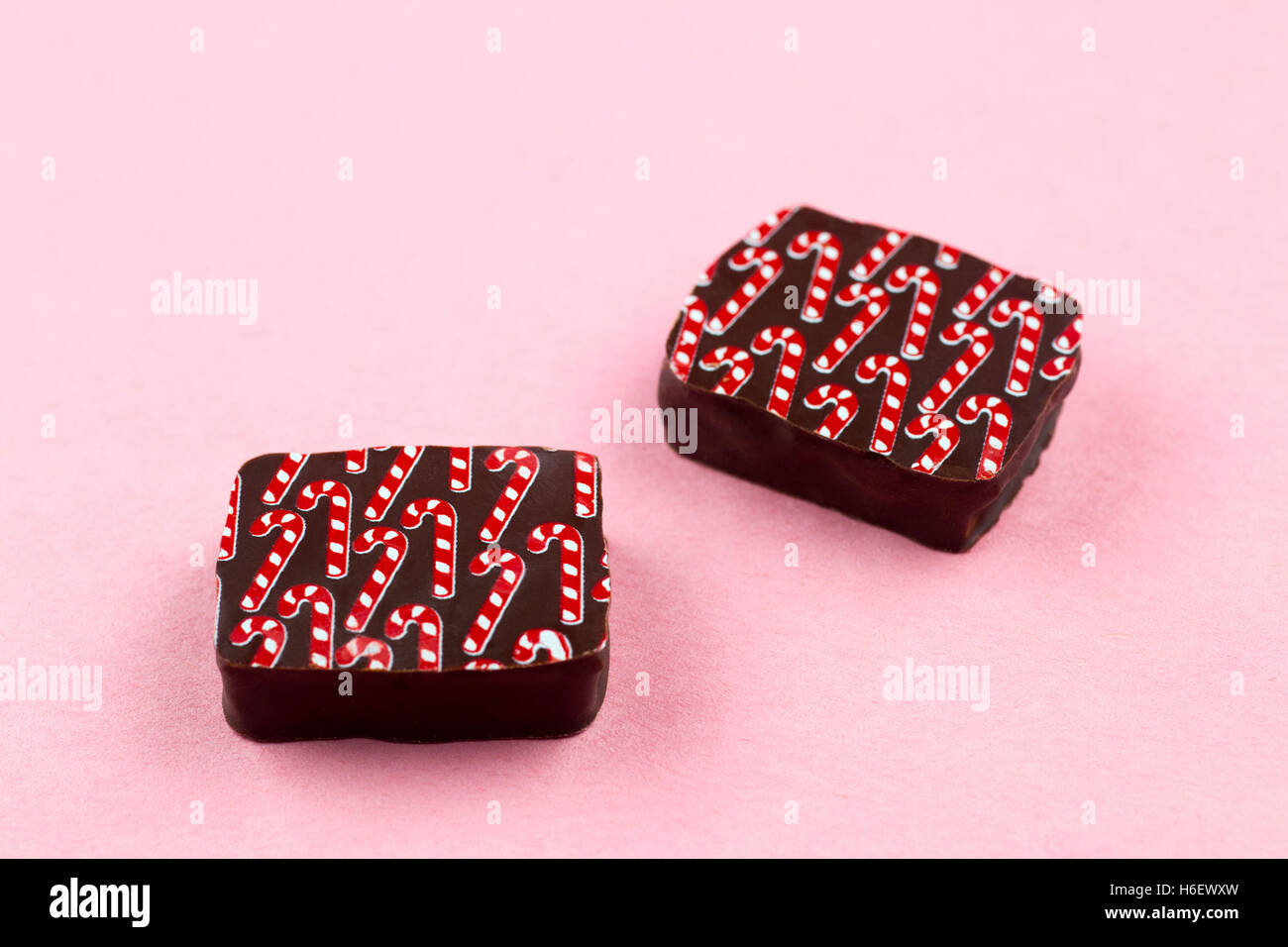 Handgemachte Weihnachtsschokolade, Zuckerrohr-Aroma, auf pinkfarbenem Hintergrund Stockfoto