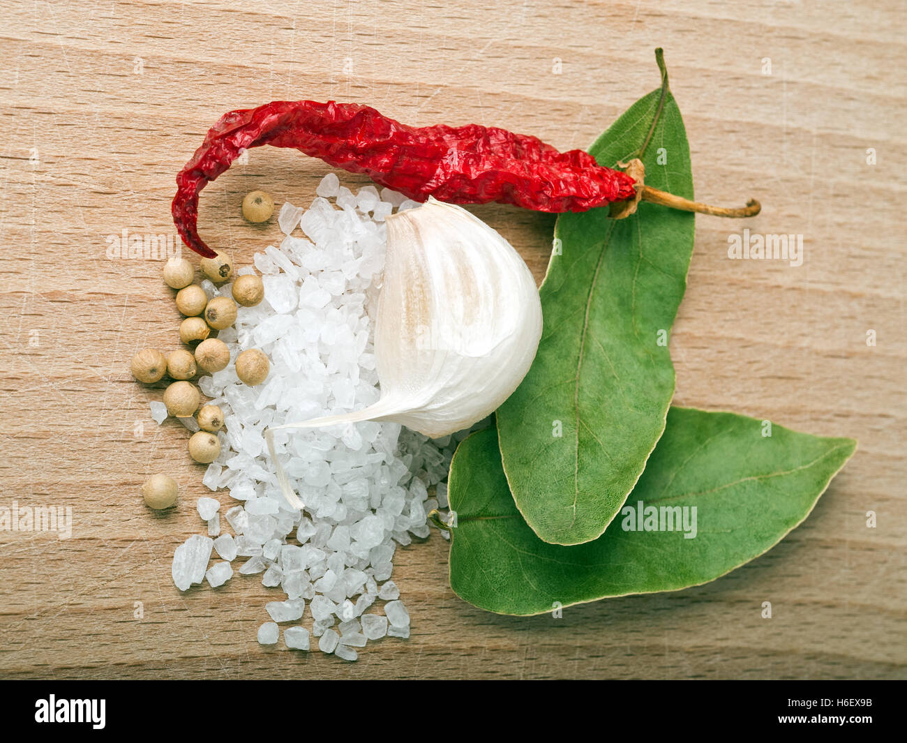 Kochen, Salz, Pfeffer-Körner, Knoblauch, Lorbeerblättern und Chilischoten Stockfoto