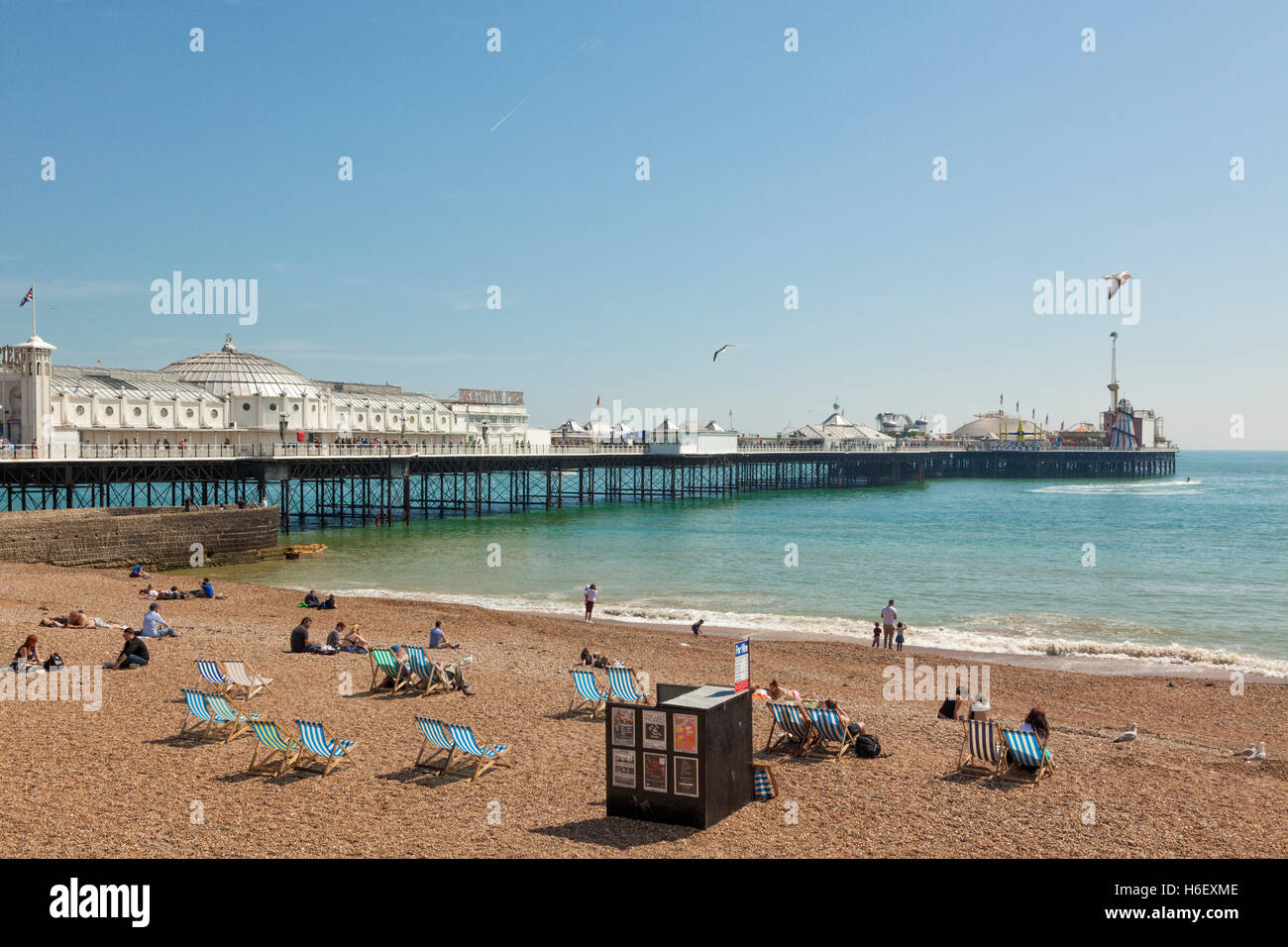 Pier von Brighton, Menschen auf dem Strand vor dem Hotel Stockfoto