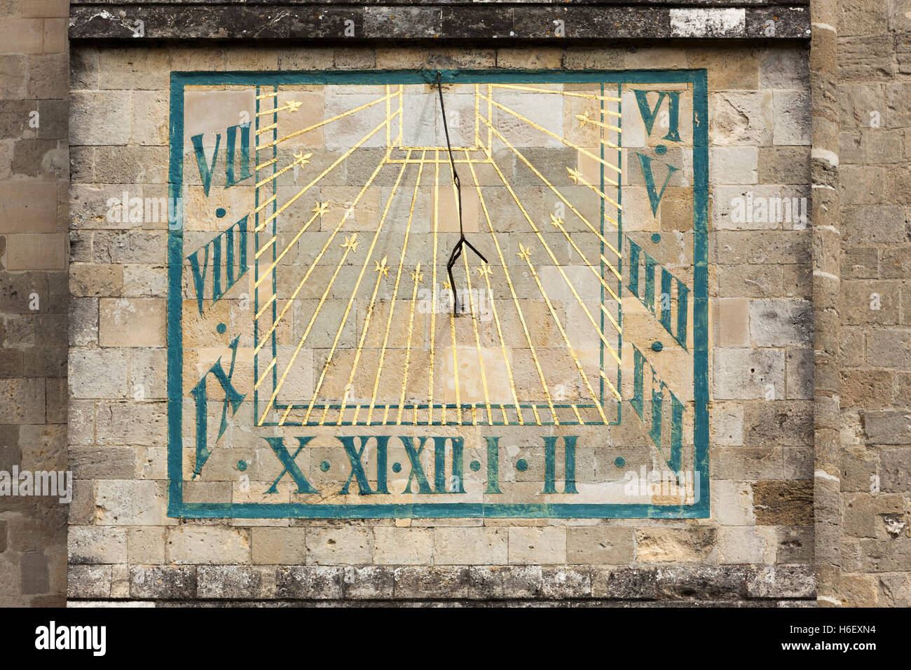 Sonnenuhr an der Fassade der Chichester Kathedrale West Sussex, UK Stockfoto