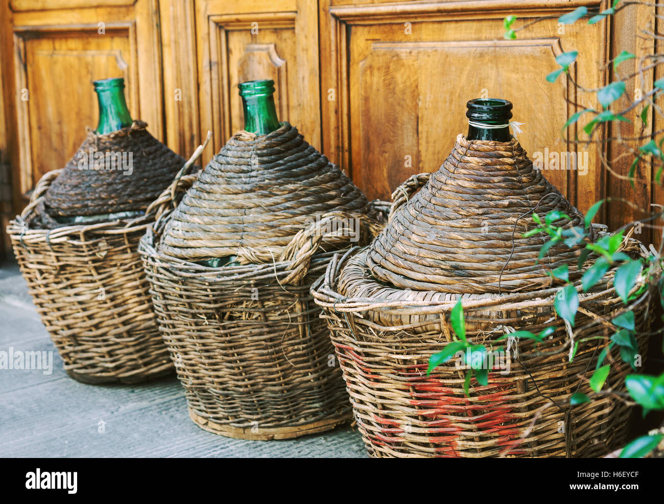 Vintage leeren Korb Wein Flaschen in der Toskana, Italien Stockfotografie -  Alamy