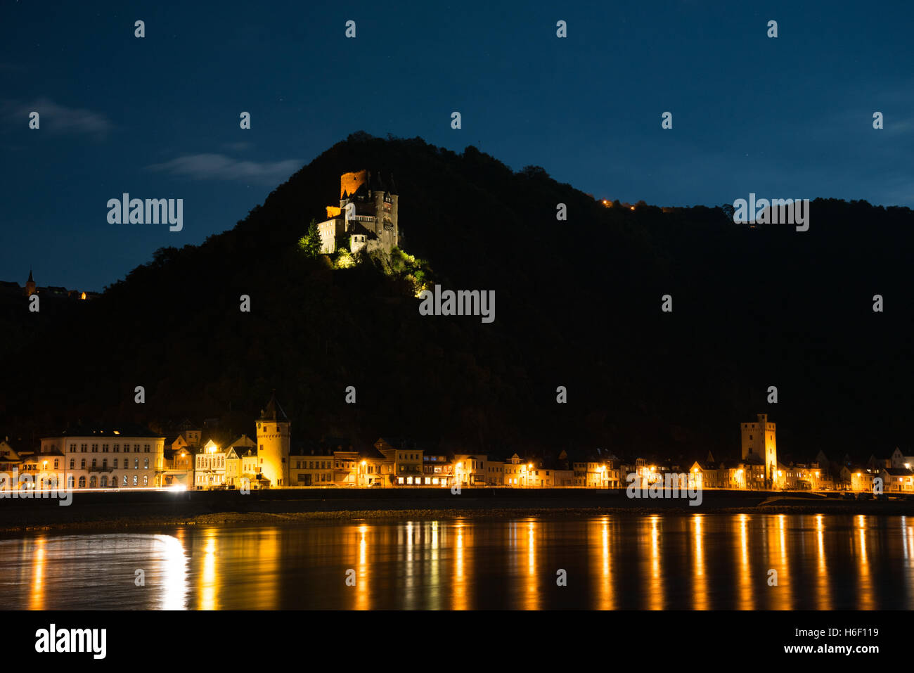 Burg Katz schloss im Mondschein, St. Goarshausen, Rheintal Herbst Stockfoto