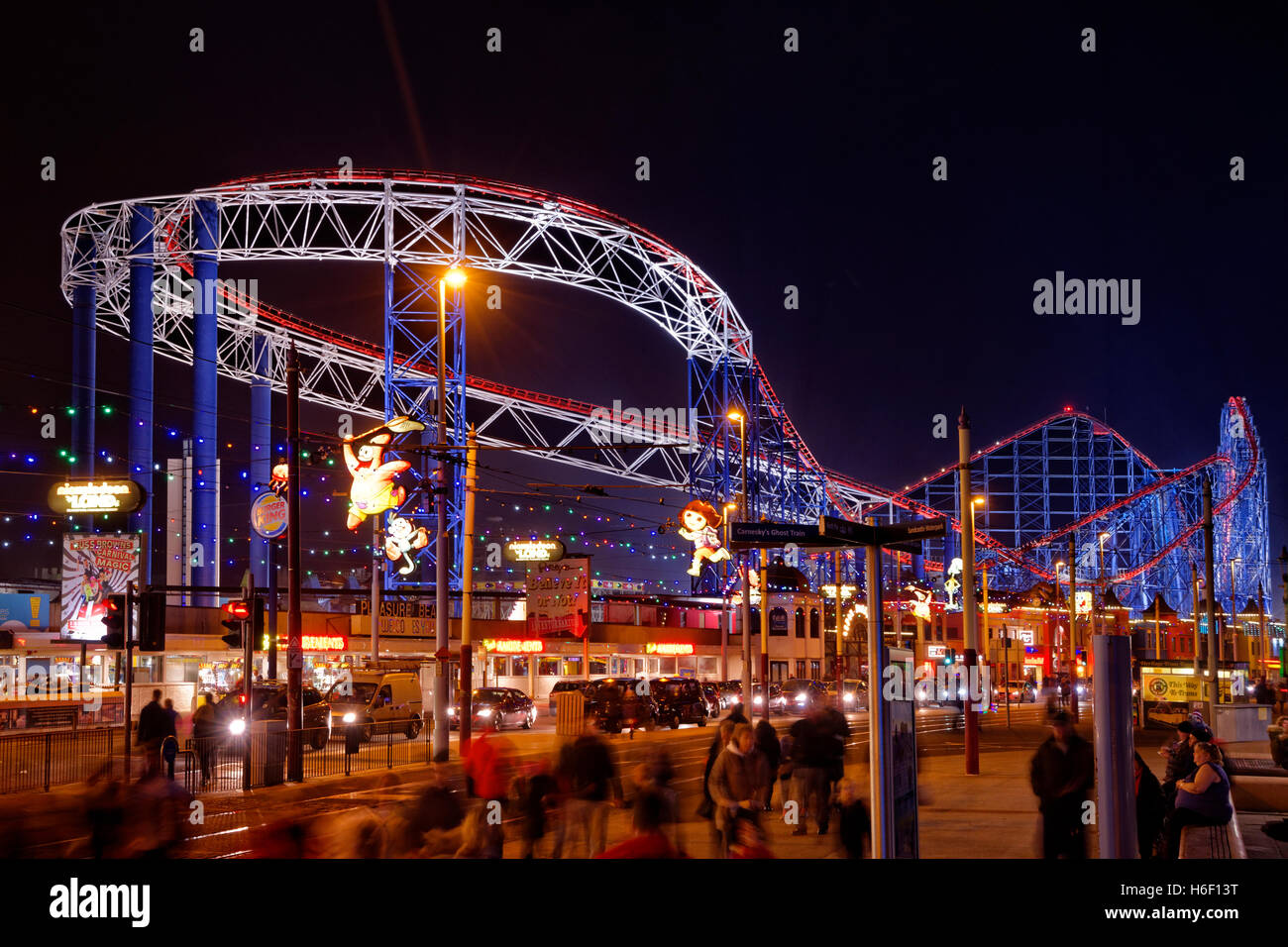 Blackpool Pleasure Beach und die Promenade während der jährlichen Illuminationen Blackpool, Lancashire, England. Stockfoto