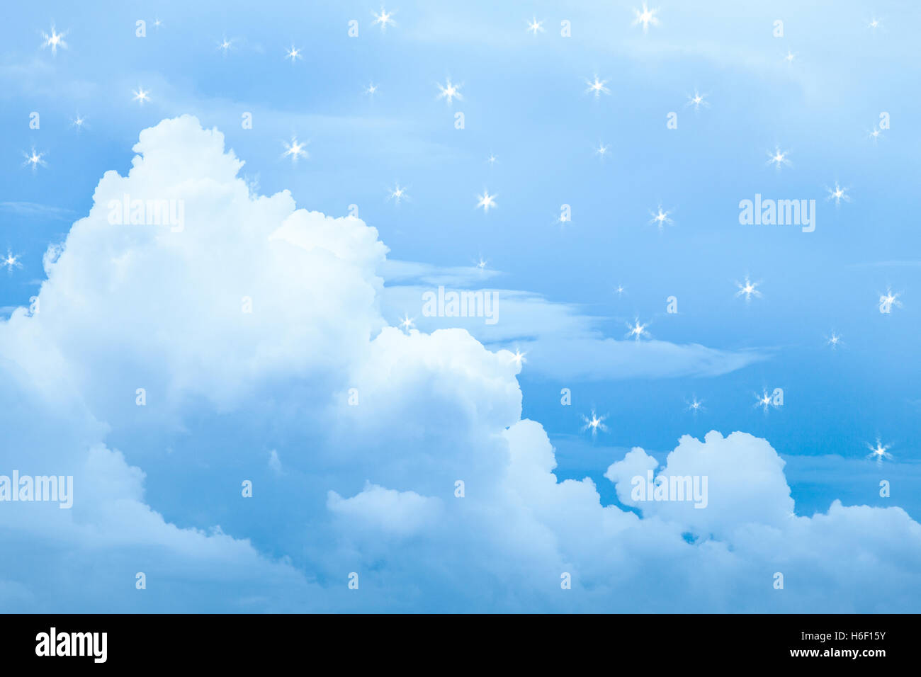 Blaue Wolke am blauen Himmel mit gefälschten Sterne hellen Umgebung Wolke schweben. Stockfoto