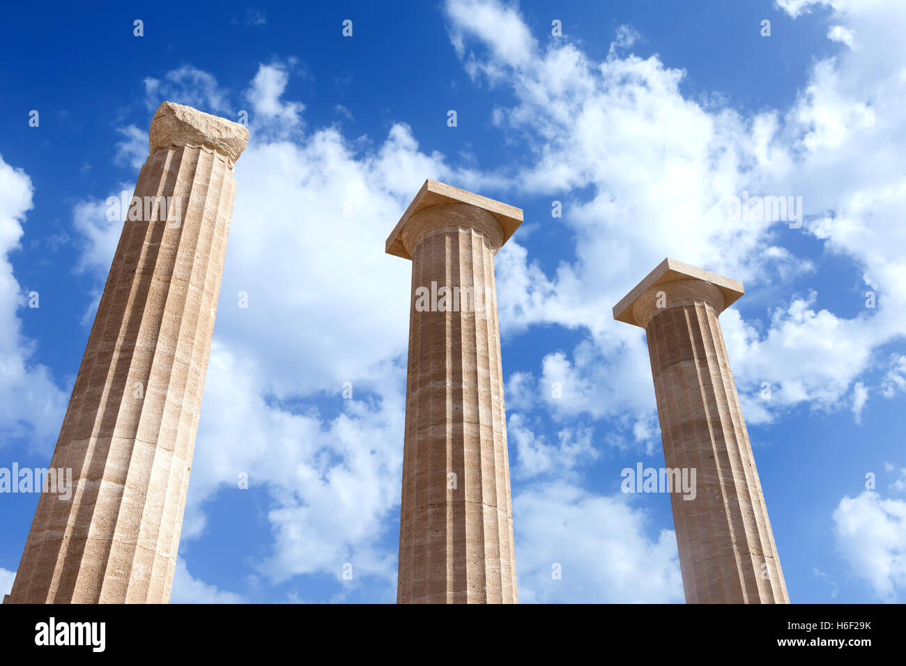 Antike griechische Säulen auf der Akropolis von Athen mit blauen bewölkten Himmel im Hintergrund Stockfoto