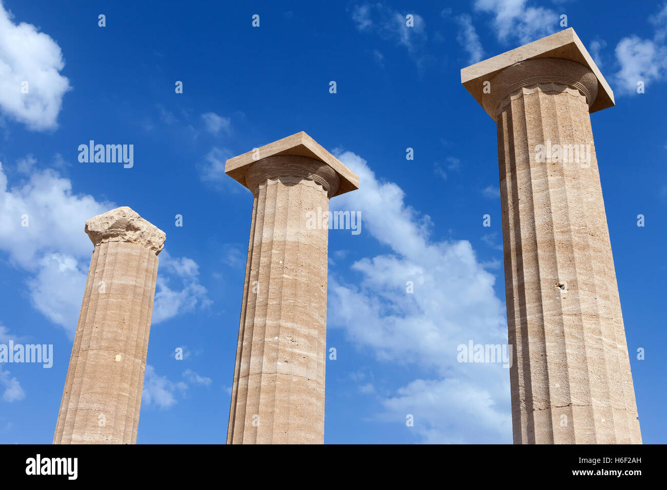 Antike griechische Säulen auf der Akropolis von Athen mit blauen bewölkten Himmel im Hintergrund Stockfoto