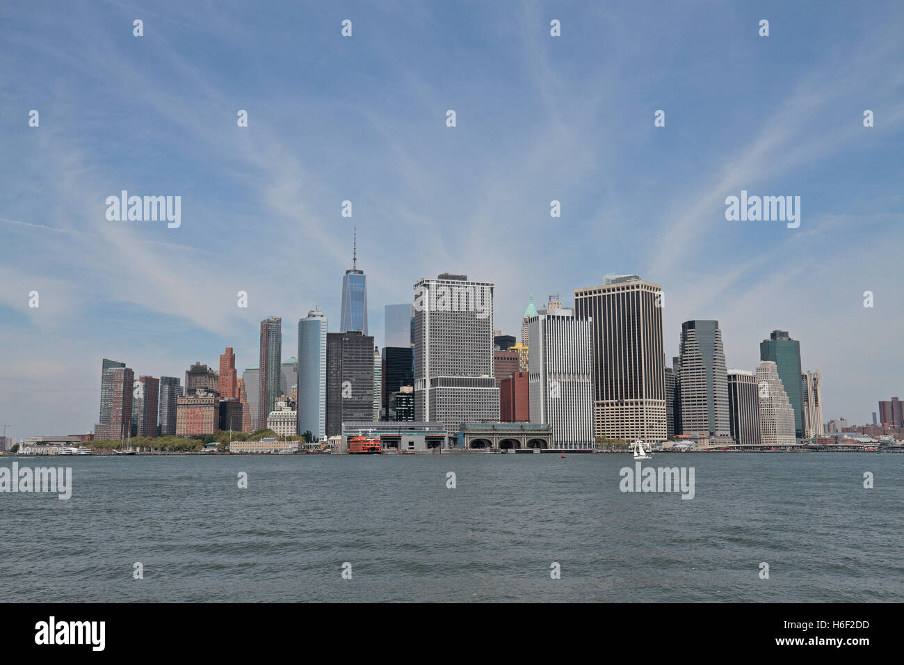 Die Skyline von Lower Manhattan. von Governors Island im US-Bundesstaat New York gesehen. Stockfoto