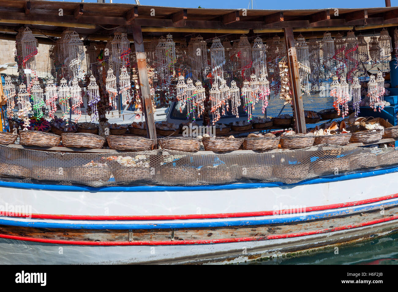 Souvenir-Shop auf ein altes Boot auf einer griechischen Insel Stockfoto