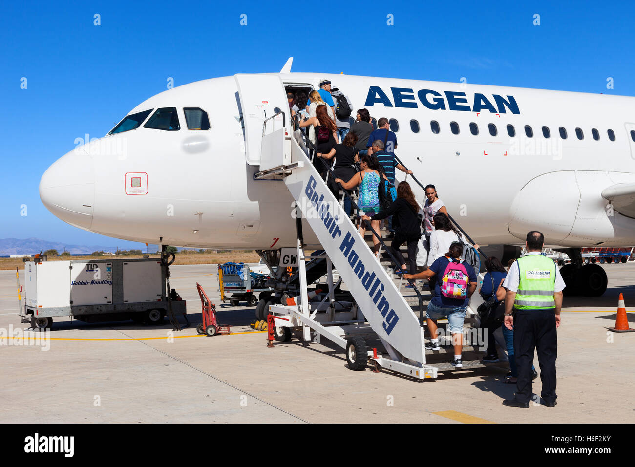 Fluggästen eine kommerzielle Düsenflugzeug am internationalen Flughafen Rhodos Diagoras. Stockfoto