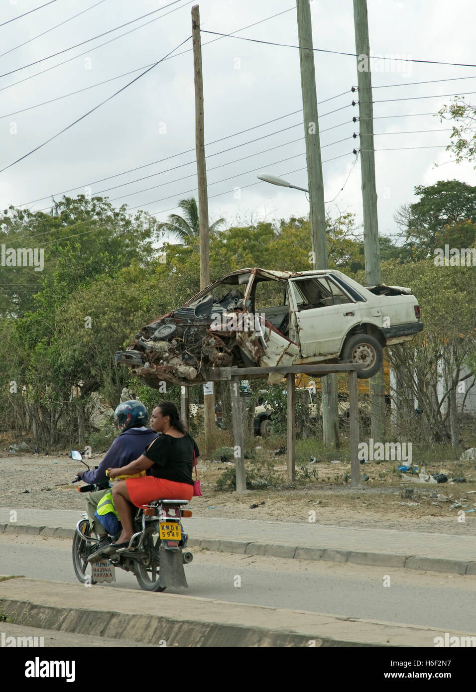 Motorrad-Helm mit Sozius ohne vorbeifahrenden abgestürzte Autos am Straßenrand auf dem Display Kenia Mombasa Road Stockfoto