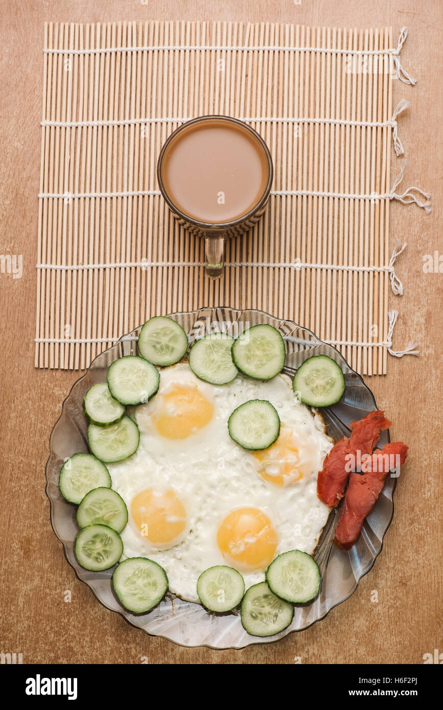 Frühstück Rührei mit Gemüse Gurke, geräucherter Lachs Fisch und Kaffee. Oben legen Ansicht Stockfoto