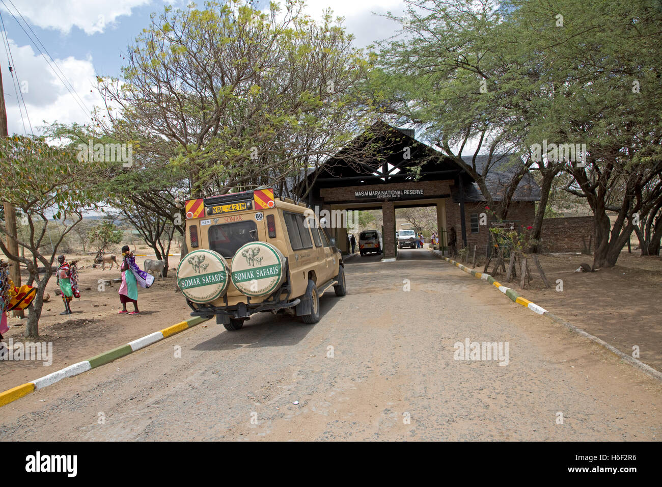 Masai Frauen Perlenstickerei an Touristen auf Fahrzeuge am Eingang Masai Mara National Reserve Kenya zu verkaufen Stockfoto