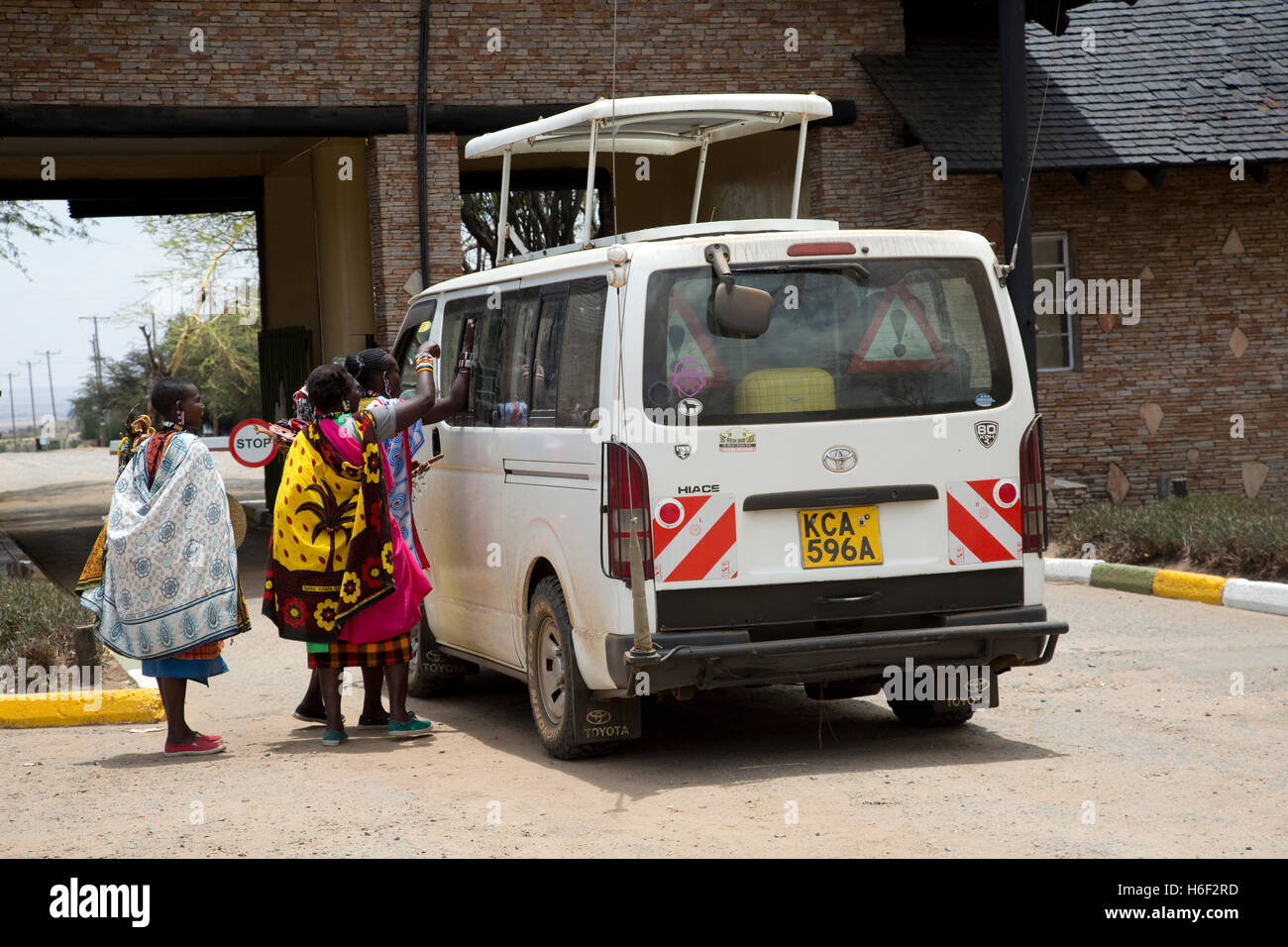 Masai Frauen Perlenstickerei an Touristen auf Fahrzeuge am Eingang Masai Mara National Reserve Kenya zu verkaufen Stockfoto
