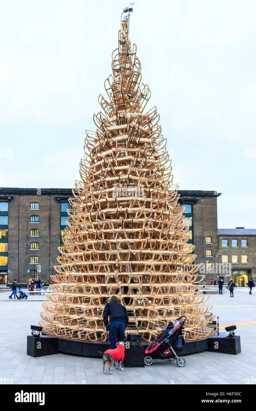 "Lassen Sie es schneien" Weihnachtsbaum durch Creatmosphere und Hallo Holz, Getreidespeicher Square, King's Cross, London, UK, Dezember 2015 Stockfoto