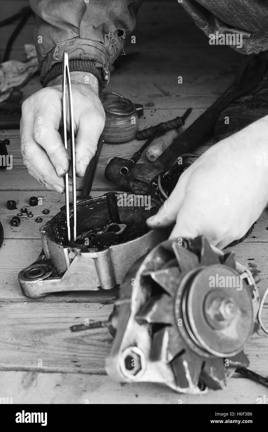 Die Hand des Menschen bei der Arbeit mit einer Zange Stockfoto