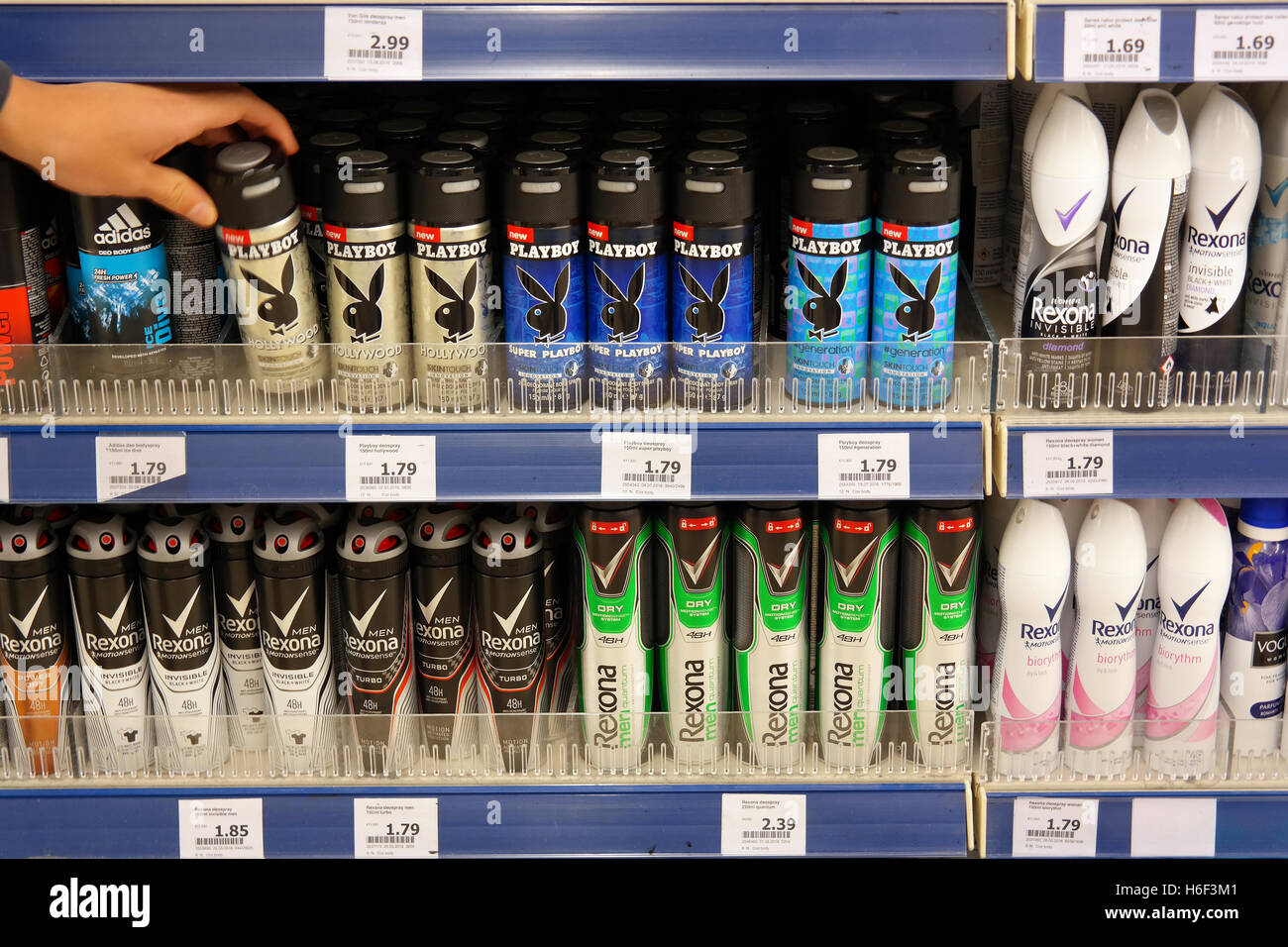 Deo in einem niederländischen Aktion Superstore. Stockfoto