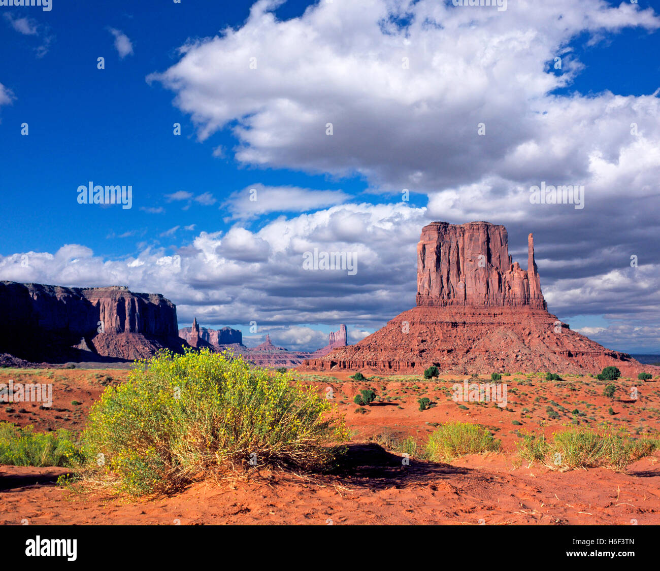 Der rote Sandstein Tafelberge, bekannt als The Fäustlinge in Monument Valley Navajo Tribal Park in Arizona und Utah. Stockfoto