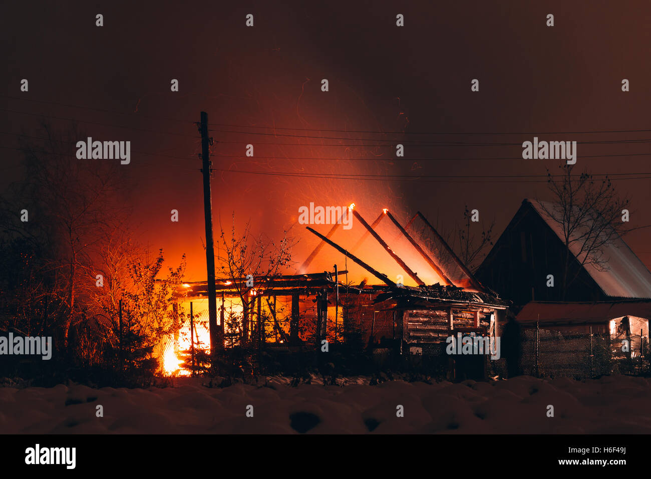 Feuer in einem Holzhaus in der Nacht Stockfoto
