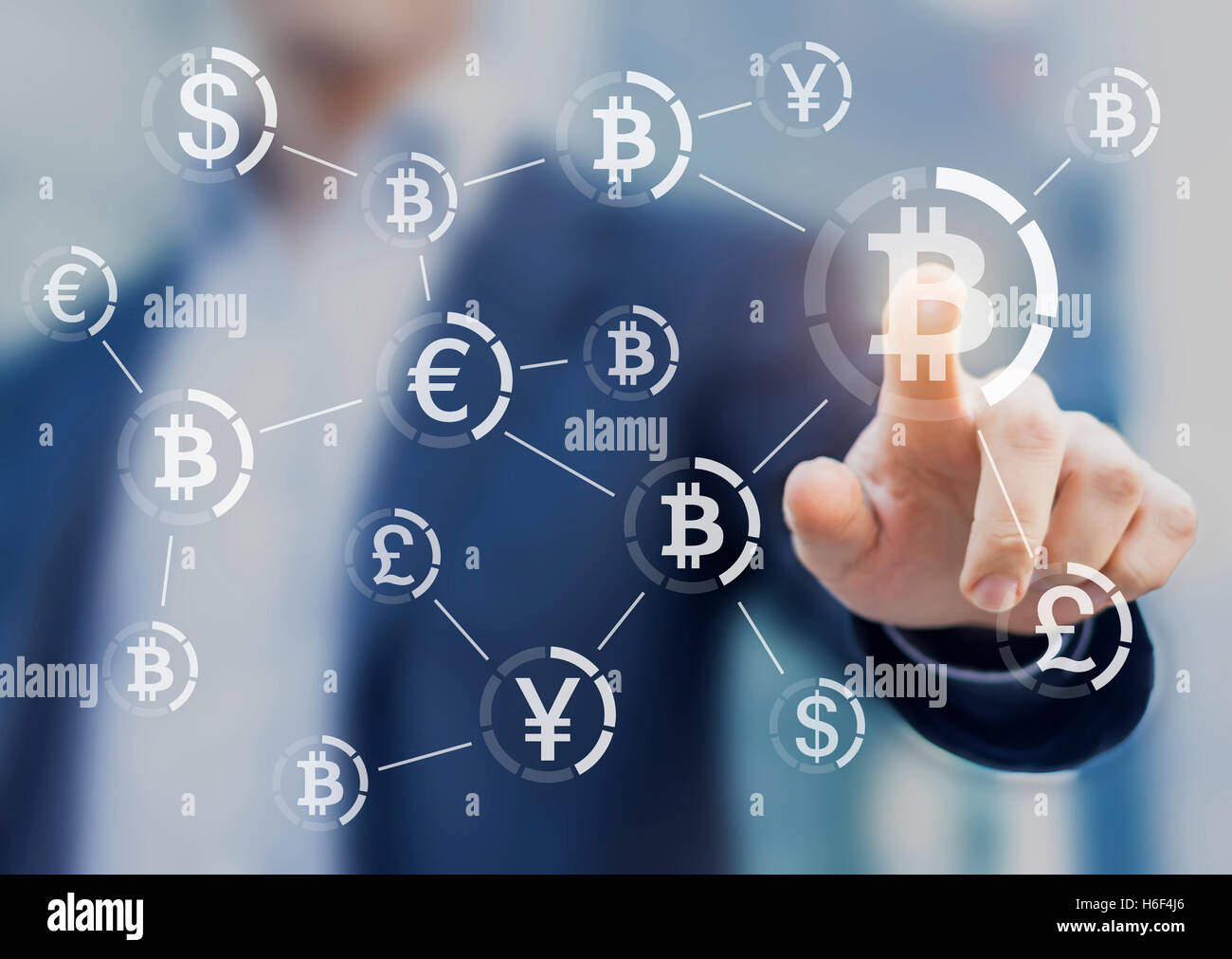 Bitcoin-Taste auf virtuelle Schnittstelle Zahlungssystem, Geschäftsmann, berühren das Währungssymbol anzeigen Stockfoto