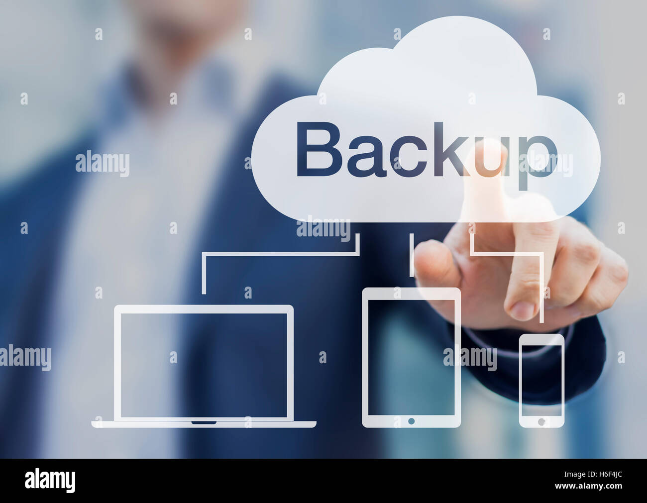 Backup-Taste, Konzept über Online-Datenspeicher in der Cloud von allen Geräten Stockfoto