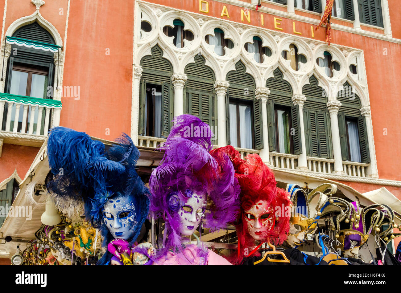 Bunte Karnevalsmasken auf Verkauf vor dem Hotel Danieli Stockfoto