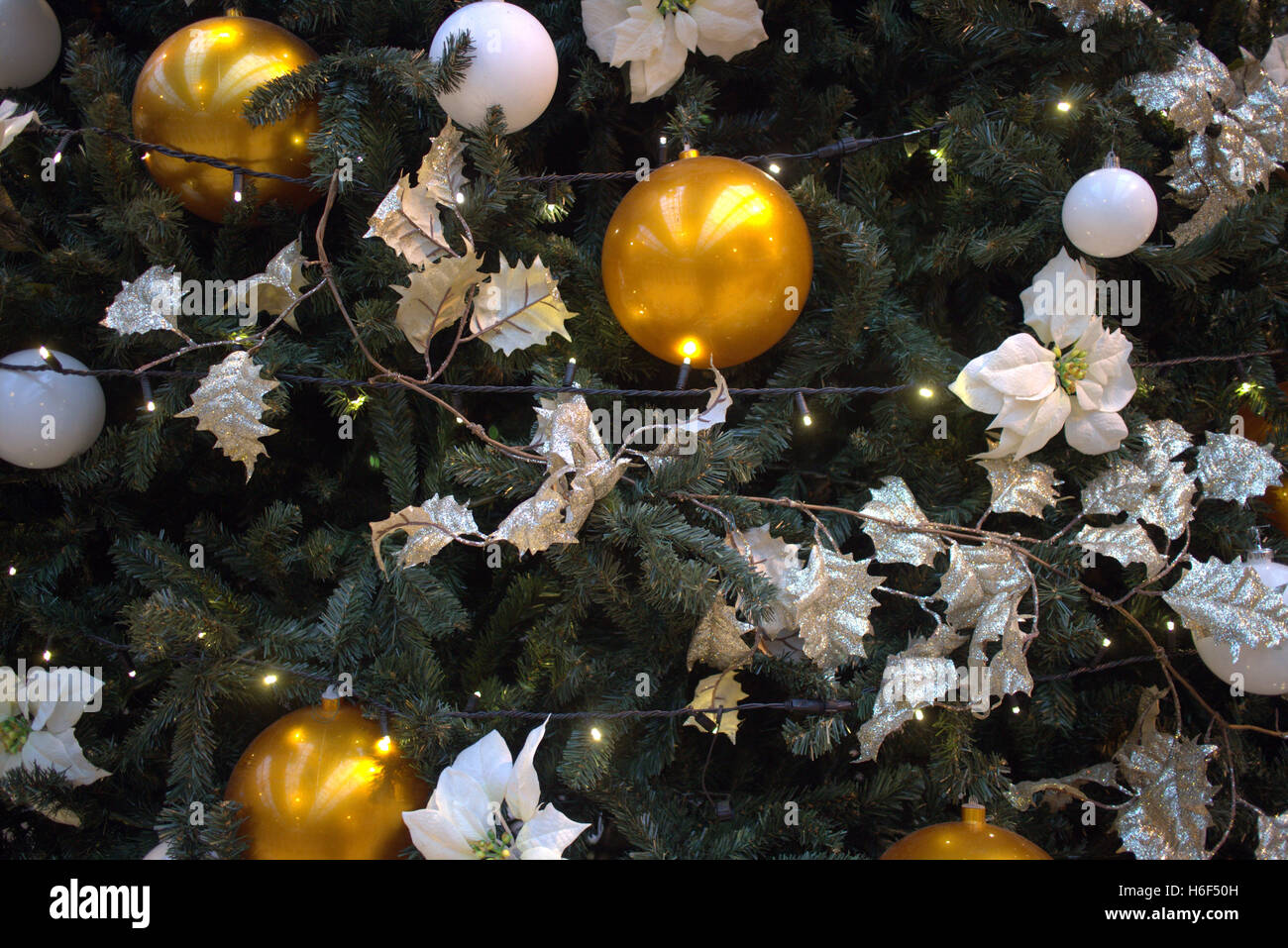 geschmackvoll eingerichtete Weihnachtsbaum mit Bändern und Kugeln Stockfoto