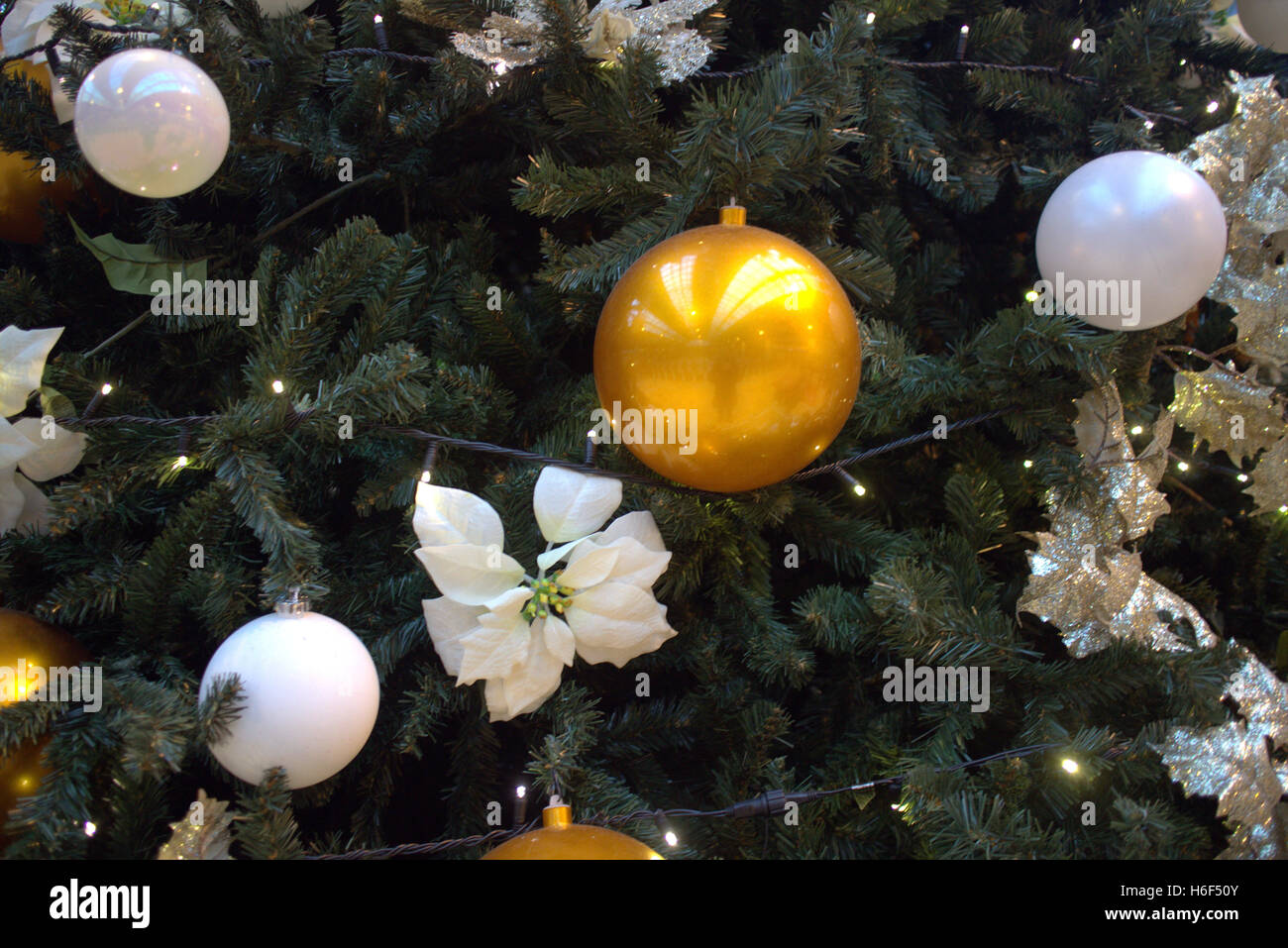 geschmackvoll eingerichtete Weihnachtsbaum mit Bändern und Kugeln Stockfoto