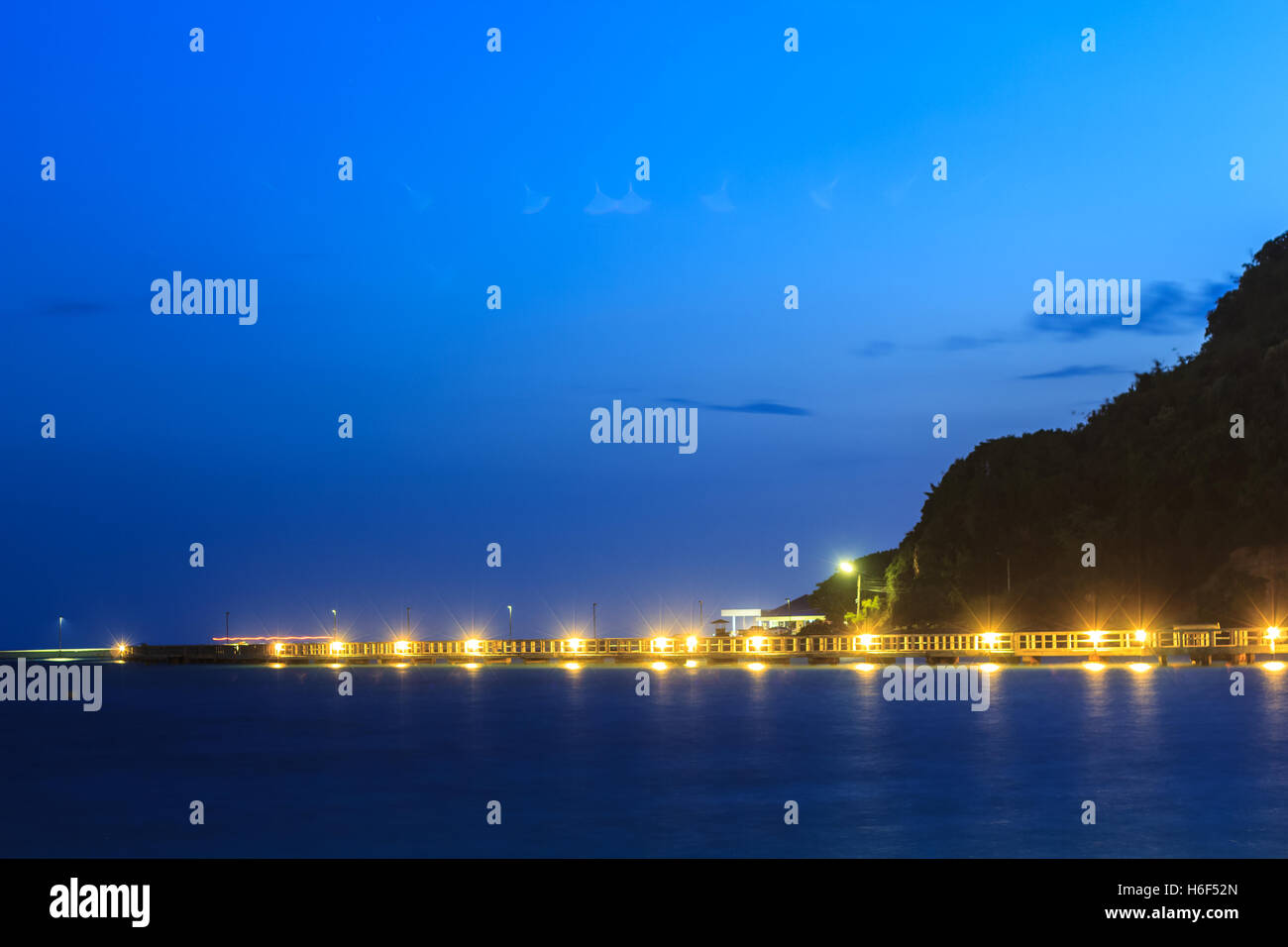 Reihe von gelbem Licht in der Nacht Stockfoto