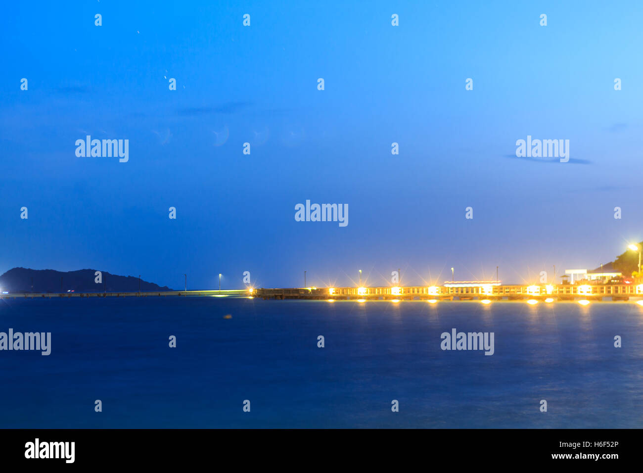 Reihe von gelbem Licht in der Nacht Stockfoto