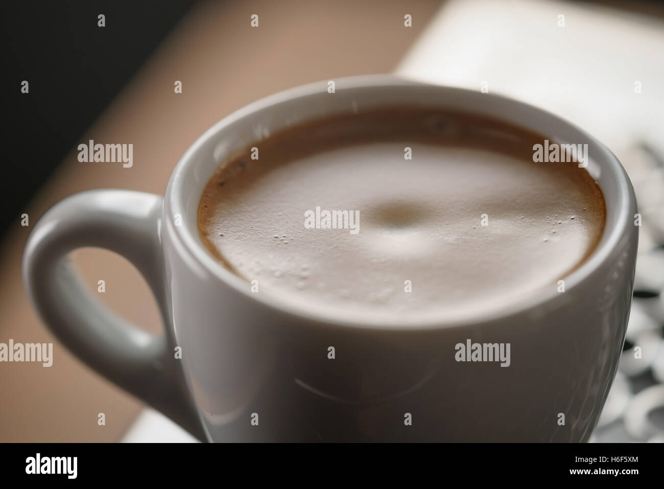 Nahaufnahme Foto zubereiteten Espresso Kaffee aus der Kaffeemaschine Stockfoto