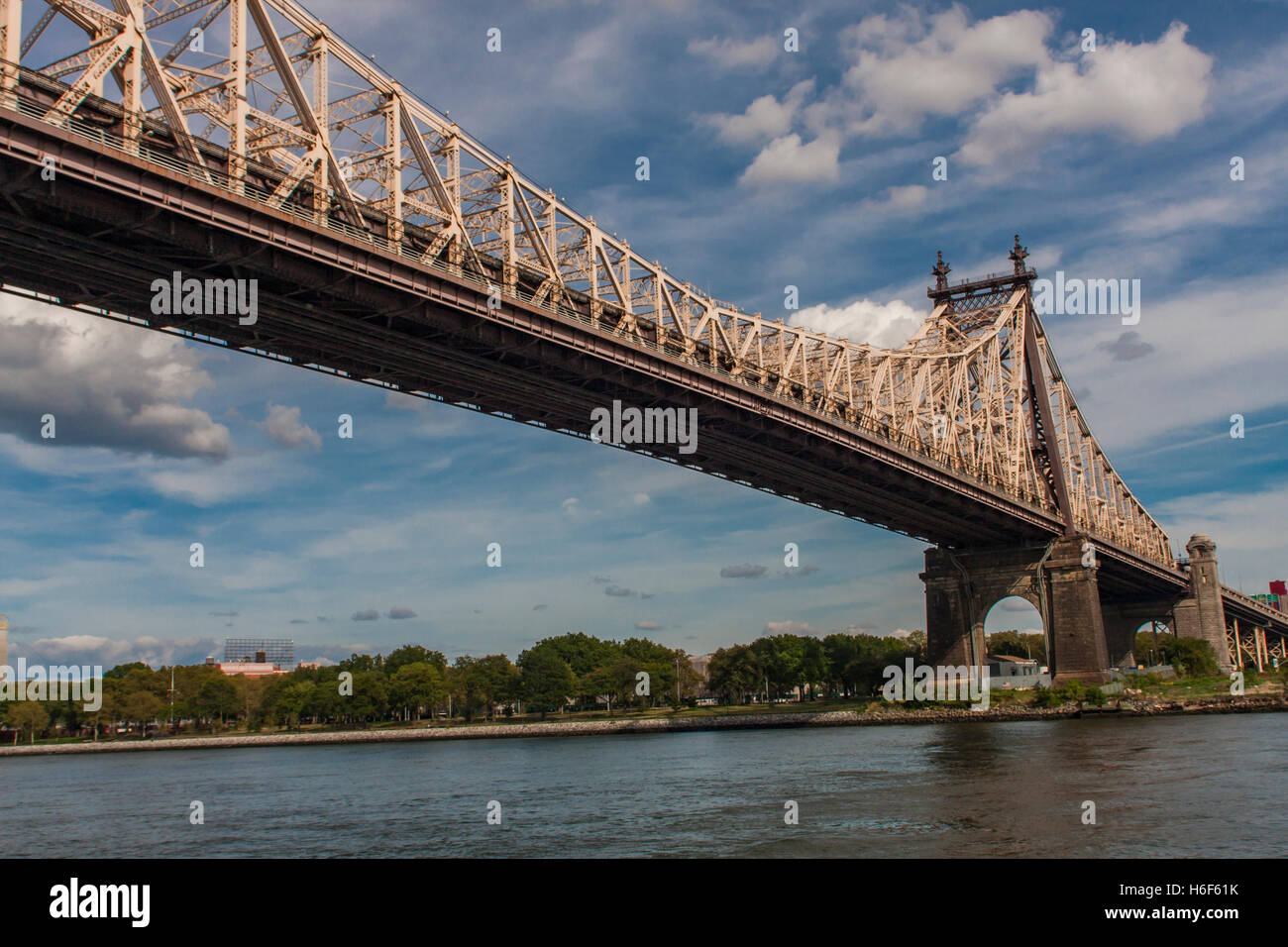 Blick auf die Queensboro Bridge von Roosevelt Island in New York Stockfoto