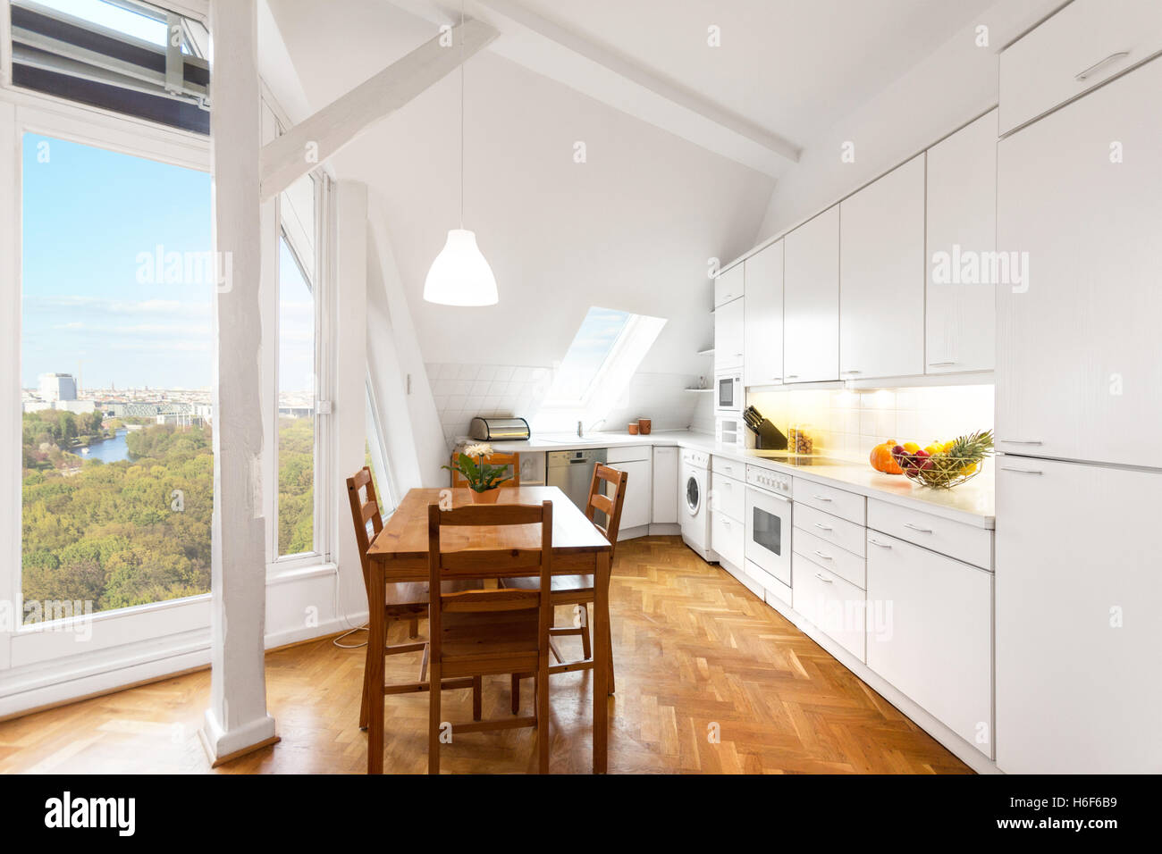 weiße Küche mit Holzboden in schönen Wohnung Haus mit schöner Aussicht Stockfoto