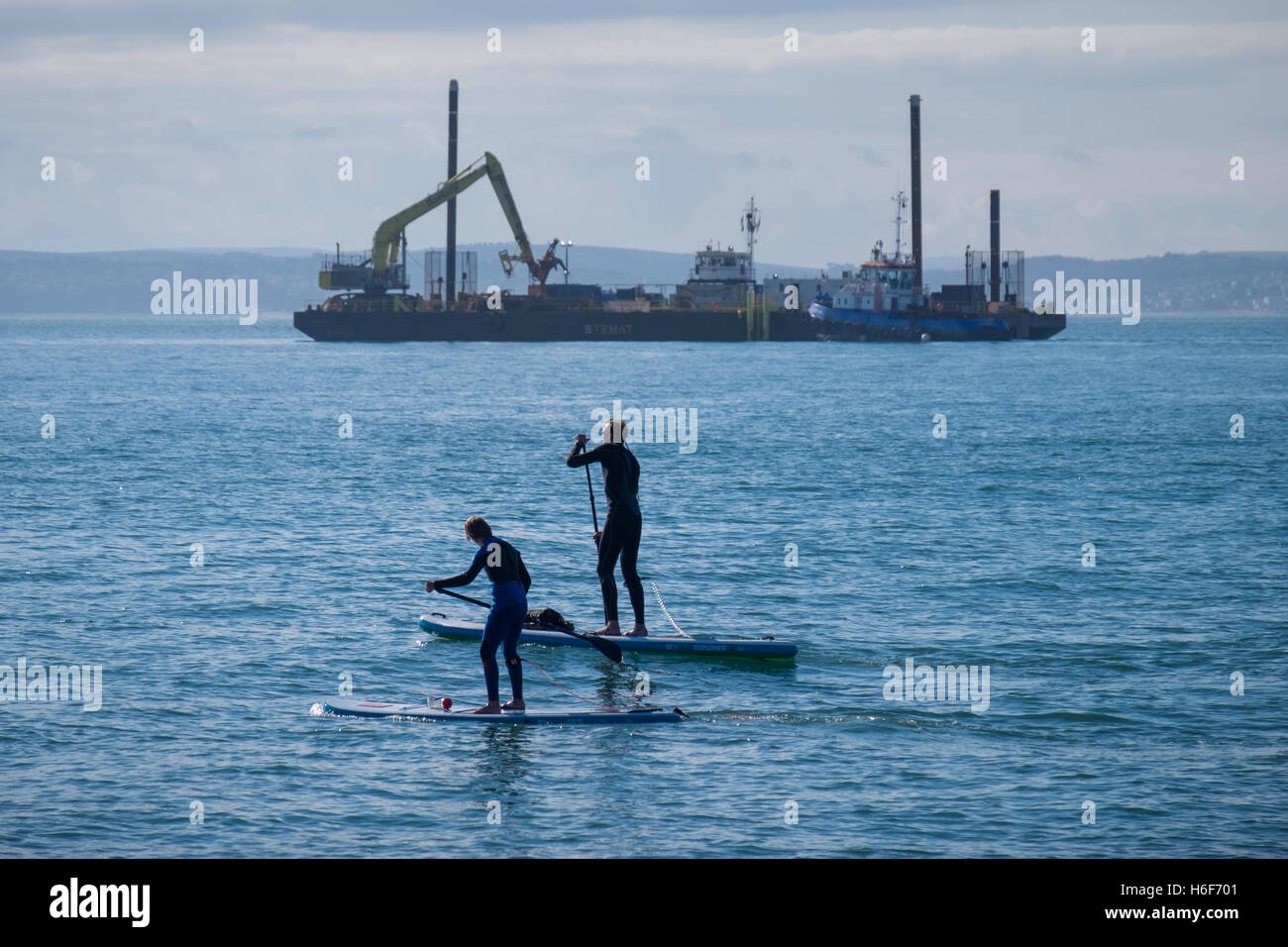 Paddleboarders in den Solent vor der Küste von Southsea, Großbritannien Stockfoto