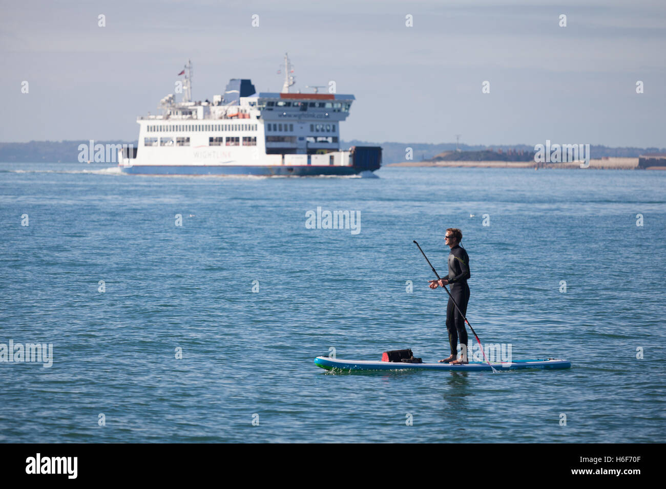 Paddleboarders genießen das sonnige Wetter und das ruhige Meer in den Solent vor der Küste von Southsea, Portsmouth im Vereinigten Königreich Stockfoto