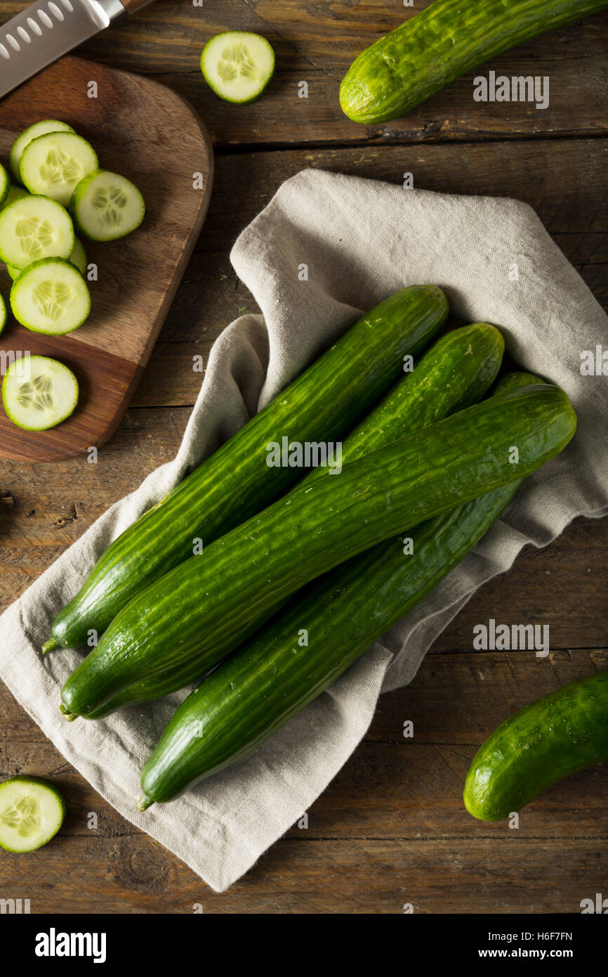 Rohe grüne Europäische Bio-Gurken zu Essen bereit Stockfoto