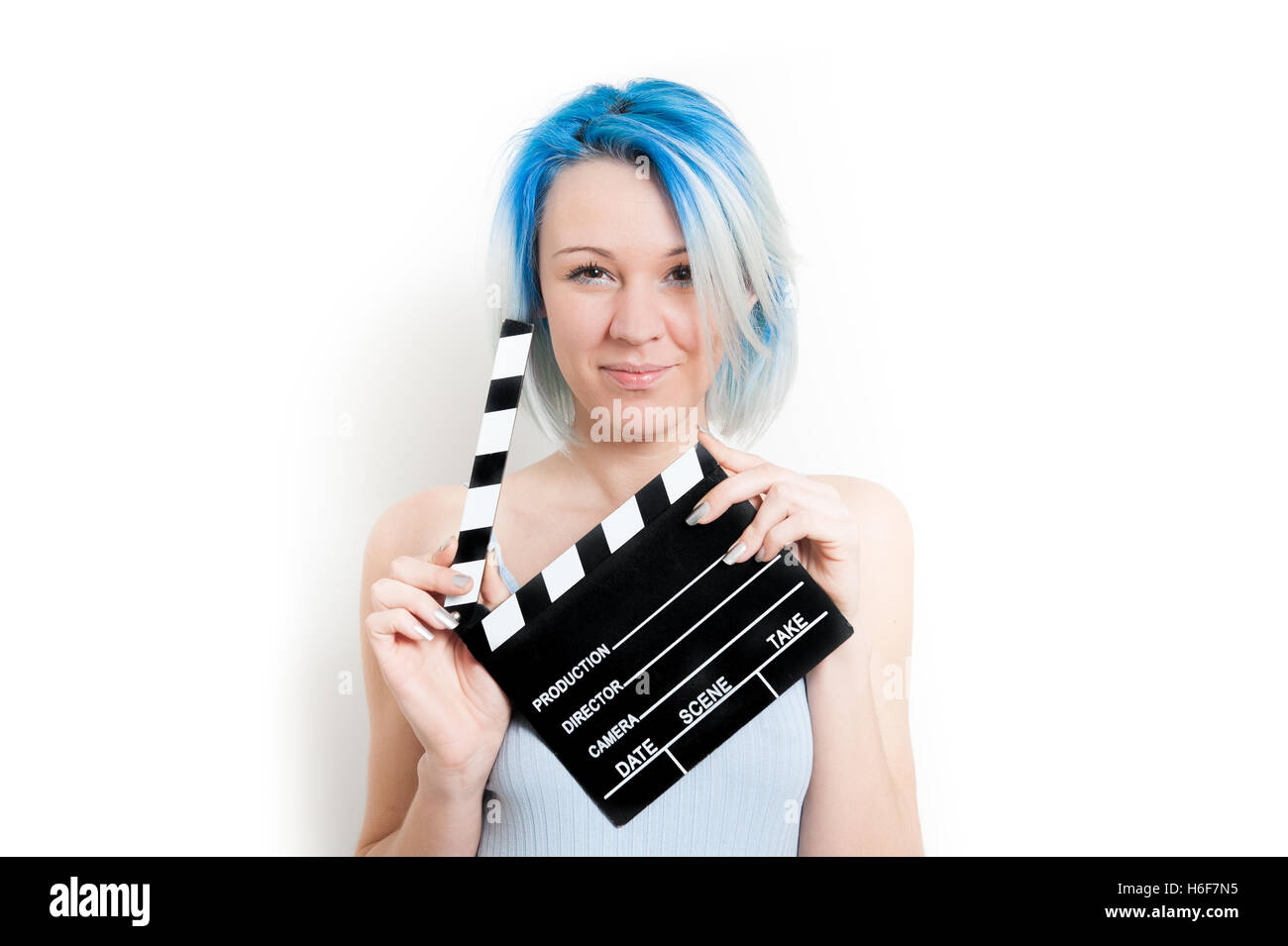Alternative Teengirl Lächeln und posieren isolierten auf weißen Hintergrund mit Film-Klappe für Schauspielerin Vorsingen Stockfoto