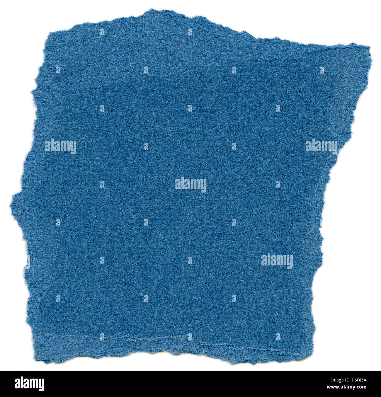Textur der Bleu de France blau Faserpapier mit zerrissenen Kanten. Isoliert auf weißem Hintergrund. Scannen mit 2400dpi mit einer profes Stockfoto