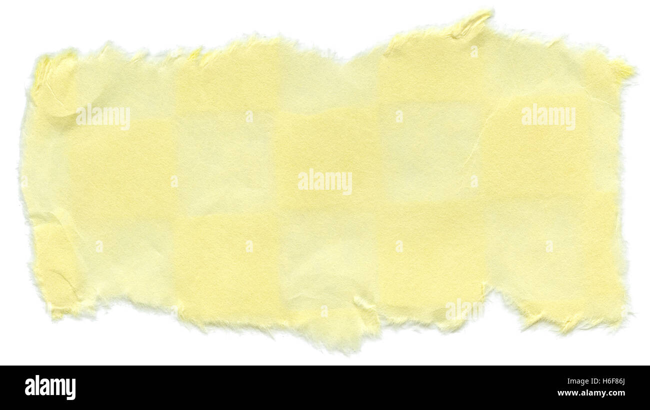 Textur aus Reispapier kariert mit hellen Beige & gelbe Quadrate, mit zerrissenen Kanten. Isoliert auf weißem Hintergrund. Um 16 Uhr gescannt Stockfoto