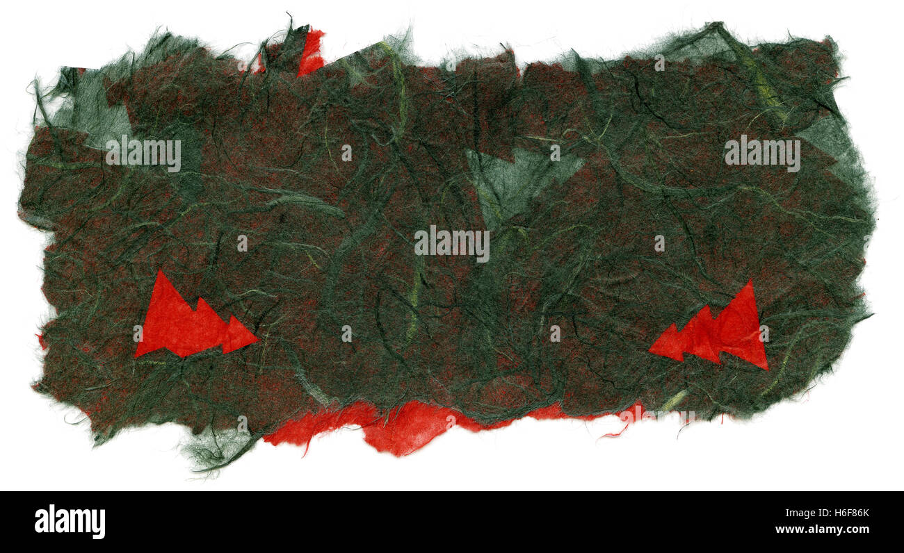 Textur des dunklen grünen Reispapier mit einem Muster aus roten Kiefern Verzierung der Oberfläche, mit zerrissenen Kanten. Isoliert auf weißem bac Stockfoto