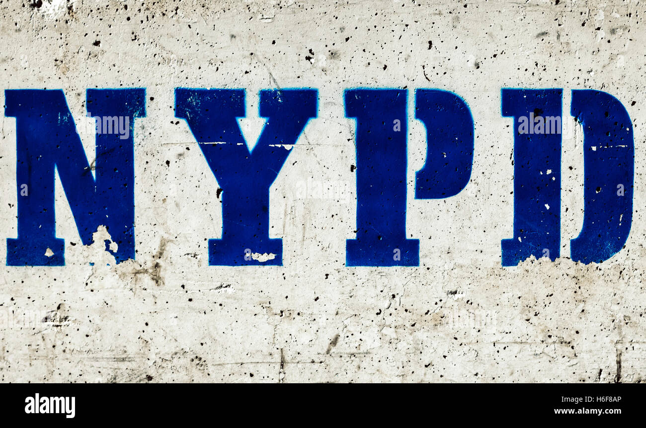 Die NYPD-Initialen auf einen Betonweg Block. Stockfoto