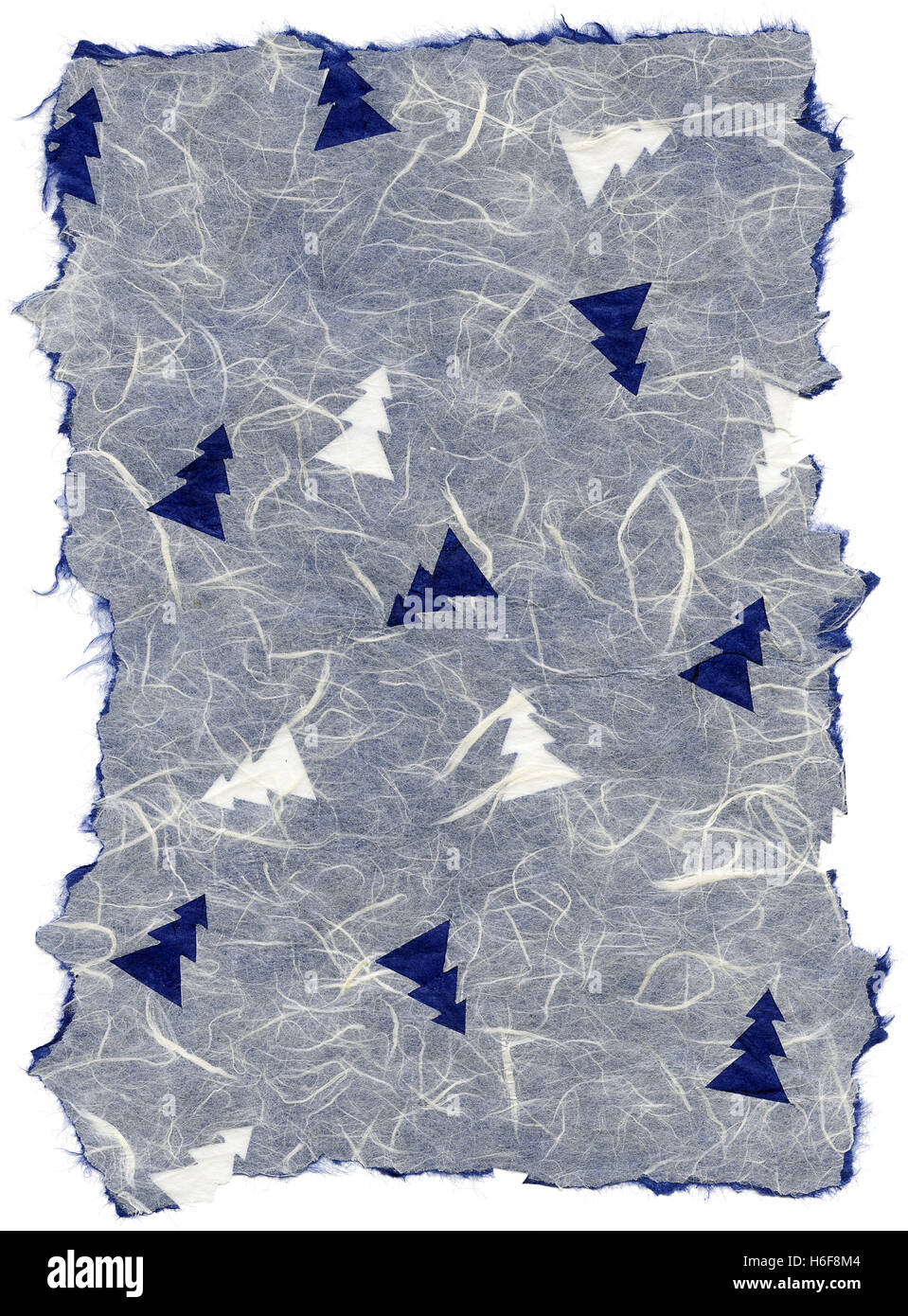 Textur des weißen und blauen Reispapier mit einem Muster aus weißen und blauen Pinien Verzierung der Oberfläche, mit zerrissenen Kanten. Isolat Stockfoto
