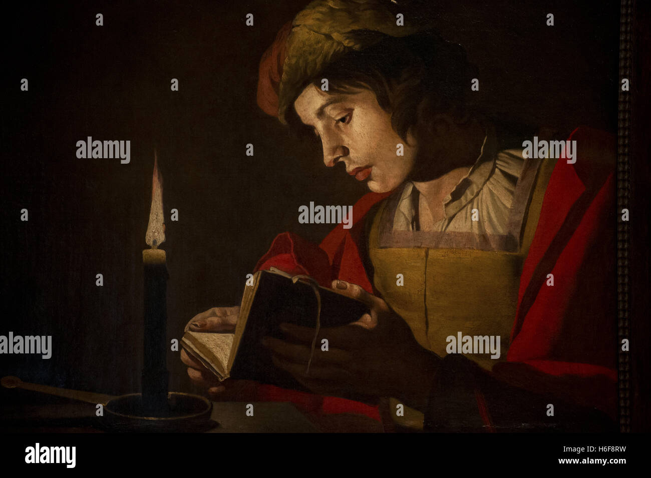 Matthias Stom (1600-1650). Holländisches goldenes Alter Maler. Junger Mann Lesung bei Kerzenlicht, ca.1630. National Museum. Stockholm. Schweden. Stockfoto