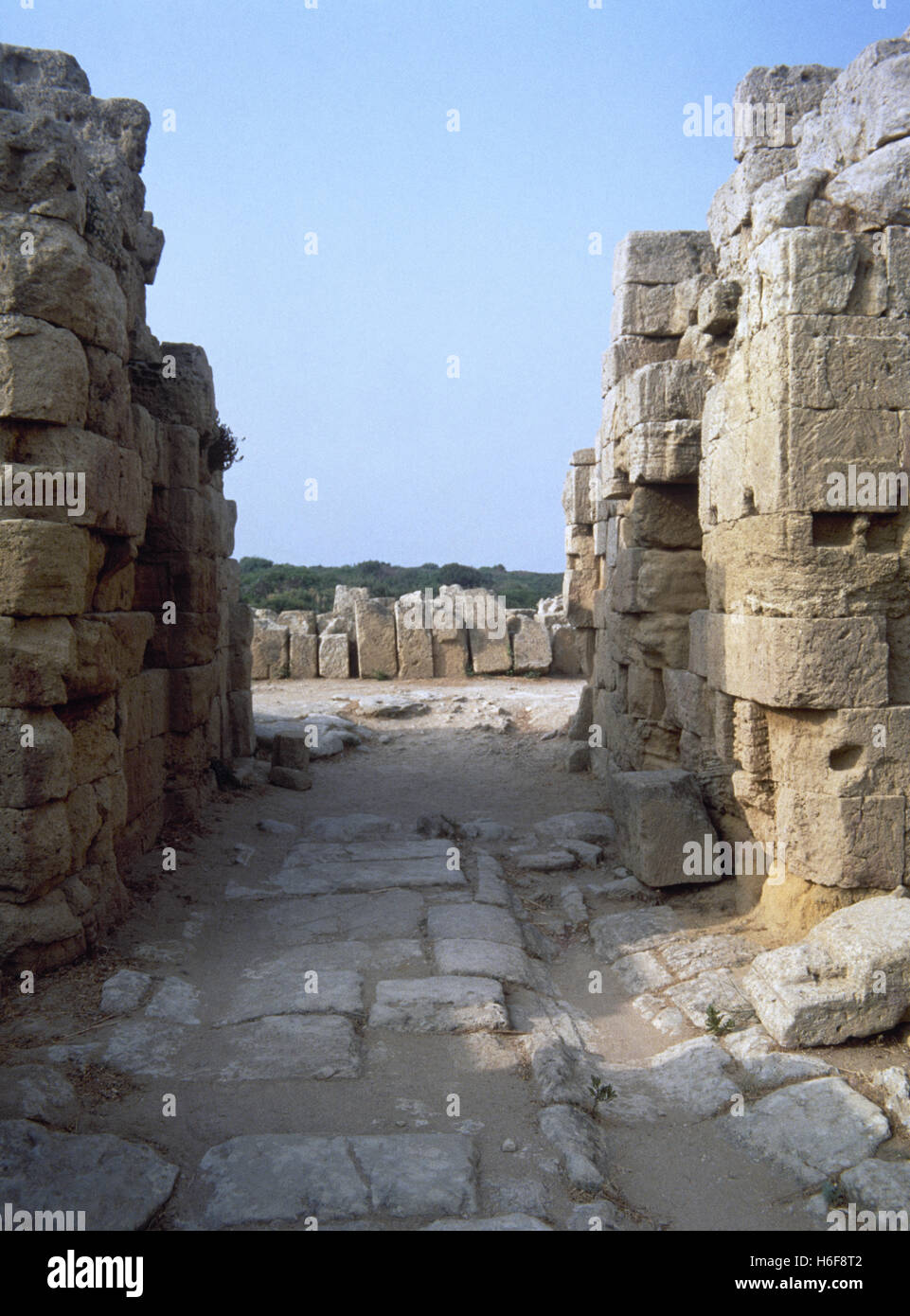 Magna Graecia. Selinunte. Antike griechische Stadt. Blick auf das Innere des nördlichen Tor in der Stadtmauer. Akropolis, stammt aus dem 5. bis 3. Jahrhundert v. Chr.. Sizilien. Italien. Stockfoto